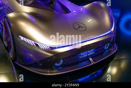 ATHEN, GRIECHENLAND - 15. NOVEMBER 2019: Mercedes-Benz Vision EQ Silver Arrow auf der Aftokinisi Anytime 2019 Motor Show. Stockfoto