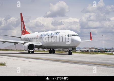 KONYA, TURKIYE - 09. MAI 2023: Die Boeing 737-8F2 (60031) der Turkish Airlines startet vom Flughafen Konya Stockfoto