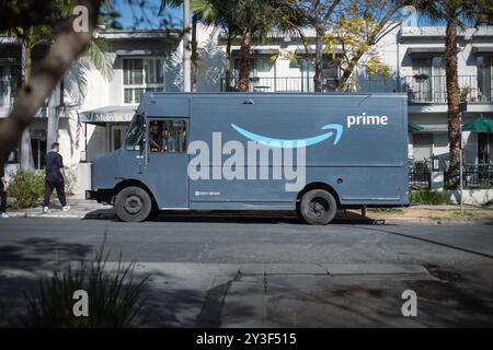 LOS ANGELES, CA - 26. März 2024: Amazon Prime Delivery Truck liefert Pakete an ein Gebäude in einer Wohnstraße in West Hollywood, Kalifornien Stockfoto