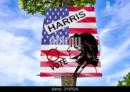 Bayern, Deutschland - 13. September 2024: Konzept der US-Präsidentschaftswahl in den USA. Kamala Devi Harris von der Demokratischen Partei auf einem Wahlplakat, um für Stimmen zu werben. FOTOMONTAGE *** Konzept US-Wahlen zu den Präsidentschaftswahlen in den USA. Kamala Devi Harris der demokratischen Partei auf einem Wahlplakat um für Stimmen zu werben. FOTOMONTAGE Stockfoto