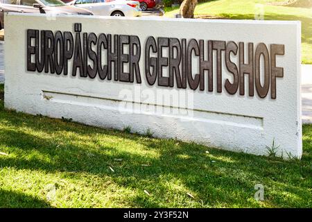 Bayern, Deutschland - 13. September 2024: Europäischer Gerichtshof / EuGH, auf einer Mauer auf Stein stehend. Konzepturteile des Gerichts in Europa. FOTOMONTAGE *** Europäischer Gerichtshof / EuGH, steht auf einer Mauer auf Stein. Konzept Urteile des Gerichts in Europa. FOTOMONTAGE Stockfoto