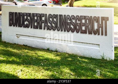 Bayern, Deutschland - 13. September 2024: Bundesverfassungsgericht / BVerfGE, auf einer Mauer auf Stein stehend. Konzepturteile zur Verfassung des Gerichts in Deutschland. FOTOMONTAGE *** Bundesverfassungsgericht / BVerfGE, steht auf einer Mauer auf Stein. Konzept Urteile zur Verfassung des Gerichts in Deutschland. FOTOMONTAGE Stockfoto