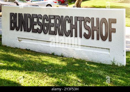 Bayern, Deutschland - 13. September 2024: Bundesgerichtshof / BGH, auf einer Mauer auf Stein stehend. Konzepturteile des Obersten Gerichts in Deutschland. FOTOMONTAGE *** Bundesgerichtshof / BGH, steht auf einer Mauer auf Stein. Konzept Urteile des obersten Gerichts in Deutschland. FOTOMONTAGE Stockfoto