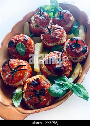 Tomaten gefüllt mit Reis und gebackenen Kartoffeln. Sommergericht. Gefülltes Gemüse, Gemistà. Griechische Küche. Direkt darüber. Stockfoto