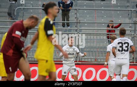 v.li.: Tim Kraus (FC Würzburger Kickers), Maximillian Fesser (FC Würzburger Kickers), Benjamin Gurt (FC Würzburger Kickers) mit Torjubel, das Tor feiern, Jubel über das Tor zum 1:0, 13.09.2024, Würzburg (Deutschland), Fussball, Regionalliga Bayern, FC WÜRZBURGER KICKERS - DJK VILZING, DFB/DFL-VORSCHRIFTEN VERBIETEN DIE VERWENDUNG VON FOTOS ALS BILDSEQUENZEN UND/ODER QUASI-VIDEO. Stockfoto