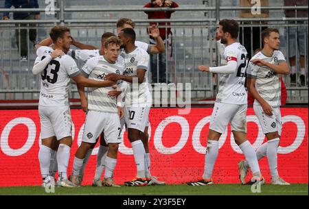 v.li.: Spieler des FC Würzburger Kickers mit Torjubel, feiern das Tor, Jubel über das Tor zum 1:0 durch Tim Kraus (FC Würzburger Kickers), 13.09.2024, Würzburg (Deutschland), Fussball, Regionalliga Bayern, FC WÜRZBURGER KICKERS - DJK VILZING, DFB/DFL-VORSCHRIFTEN VERBIETEN DIE VERWENDUNG VON FOTOS ALS BILDSEQUENZEN UND/ODER QUASI-VIDEO. Stockfoto