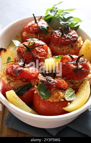 Tomaten gefüllt mit Reis und gebackenen Kartoffeln. Sommergericht. Gefülltes Gemüse, Gemistà. Griechische Küche. Direkt darüber. Stockfoto