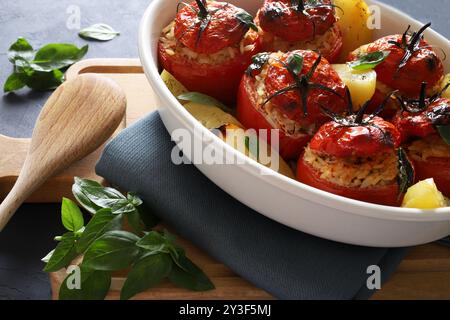 Tomaten gefüllt mit Reis und gebackenen Kartoffeln. Sommergericht. Gefülltes Gemüse, Gemistà. Griechische Küche. Direkt darüber. Stockfoto