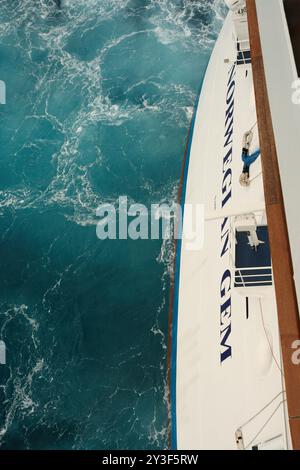 Nassau, Bahamas - 15. April 2008: Blick auf das Heck auf dem norwegischen Juwel mit türkisfarbenem Wasser darunter Stockfoto