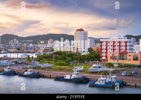 Ishigaki, Okinawa, Japans Stadtbild an der Küste in der Abenddämmerung. Stockfoto