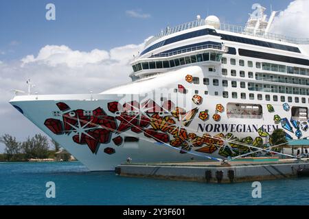 Nassau, Bahamas - 16. April 2008: Das norwegische Kreuzfahrtschiff legt im Hafen von Nassau an Stockfoto