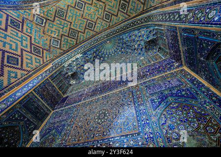 Traditionelle Architektur auf dem Registan-Platz der Altstadt von Samarkand, Usbekistan Stockfoto