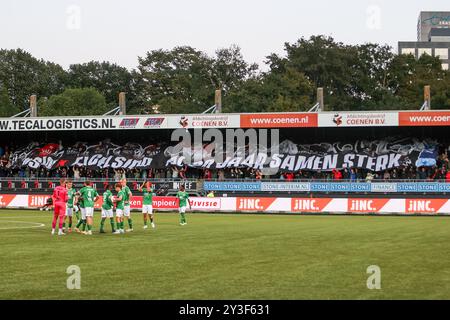 Rotterdam, Niederlande. September 2024. ROTTERDAM, NIEDERLANDE - 13. SEPTEMBER: Die Flagge des Sponsors DSW von Excelsior Rotterdam während des niederländischen Keuken Kampioen Divisie Spiels zwischen Excelsior Rotterdam und Telstar im Van Donge & de Roo Stadion am 13. September 2024 in Rotterdam, Niederlande. (Foto von Hans van der Valk/Orange Pictures) Credit: Orange Pics BV/Alamy Live News Stockfoto