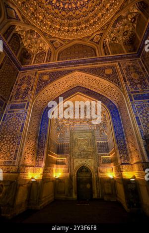 Traditionelle Architektur auf dem Registan-Platz der Altstadt von Samarkand, Usbekistan Stockfoto