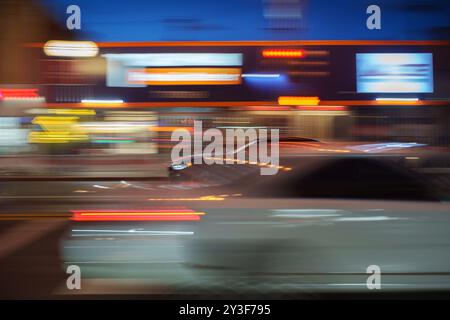Schneller Verkehr in der nächtlichen Stadt. Abstrakter Hintergrund, verschwommene Bewegung. Stockfoto