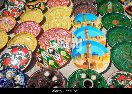Helle und farbenfrohe Teller im orientalischen usbekischen Muster auf dem lokalen Markt in Usbekistan Stockfoto