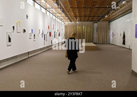 KIEW, UKRAINE - 12. SEPTEMBER 2024 - The Circles of Silvashi, eine retrospektive Ausstellung des ukrainischen abstrakten Künstlers Tiberii Silvashi, wird am 13. September im ukrainischen Haus in Kiew, Hauptstadt der Ukraine, eröffnet. Das gemeinsame Projekt des ukrainischen Museums für Zeitgenössische Kunst (UMCA) und des ukrainischen Hauses wird 86 Kunstwerke von Tiberii Silvashi zeigen. Stockfoto