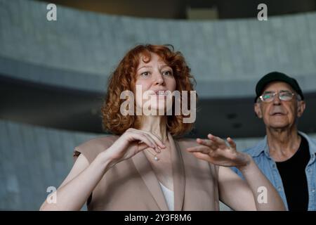 KIEW, UKRAINE - 12. SEPTEMBER 2024 - Vorsitzender des Verwaltungsrats des ukrainischen Museums für Zeitgenössische Kunst (UMCA) Olha Balashova nimmt an der Pressekonferenz Teil, bevor die Kreise von Silvashi präsentiert werden, eine retrospektive Ausstellung des ukrainischen abstrakten Künstlers Tiberii Silvashi, die am 13. September im ukrainischen Haus in Kiew, Hauptstadt der Ukraine, eröffnet wird. Stockfoto