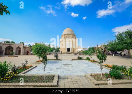 Samarkand-Straßen unter dem blauen Himmel in Usbekistan Stockfoto