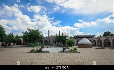 Samarkand-Straßen unter dem blauen Himmel in Usbekistan Stockfoto