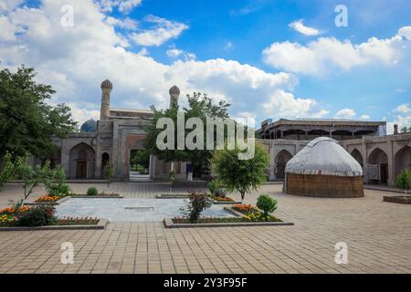 Samarkand-Straßen unter dem blauen Himmel in Usbekistan Stockfoto