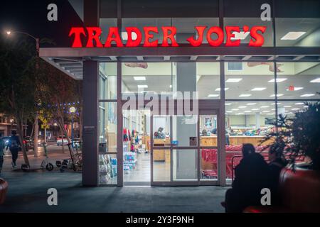 LOS ANGELES - 28. Februar 2024: Trader Joe's Store Logo bei Nacht im Freien. Stockfoto