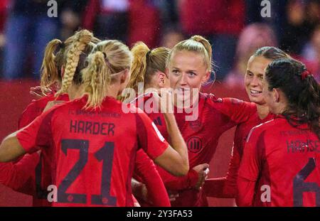 München, Deutschland. September 2024. Lea Schueller, SCHUELLER, FCB Damen 11 feiert ihr Tor, Happy, lagh, Celebration, 5-1 mit Giulia GWINN, FCB Women Nr. 7 Klara Buehl, BUEHL, FCB Women Nr. 17 im Frauenfußballspiel FC BAYERN München - RB LEIPZIG am 13. September 2024 in München. Saison 2024/2025, 1.Bundesliga, FCB, München, Google Pixel, Frauen Bundesliga Spieltag 2, 2.Spieltag Fotografin: ddp Images/STAR-Images Credit: ddp Media GmbH/Alamy Live News Stockfoto