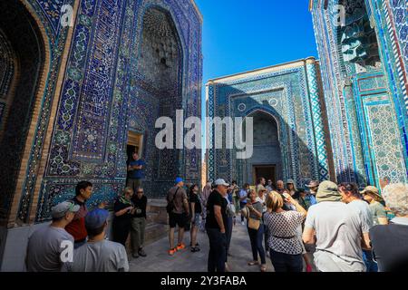 Touristen in der Nekropole Shah-i-Zinda im Nordosten von Samarkand, Usbekistan Stockfoto