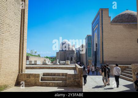 Touristen in der Nekropole Shah-i-Zinda im Nordosten von Samarkand, Usbekistan Stockfoto