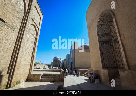 Touristen in der Nekropole Shah-i-Zinda im Nordosten von Samarkand, Usbekistan Stockfoto