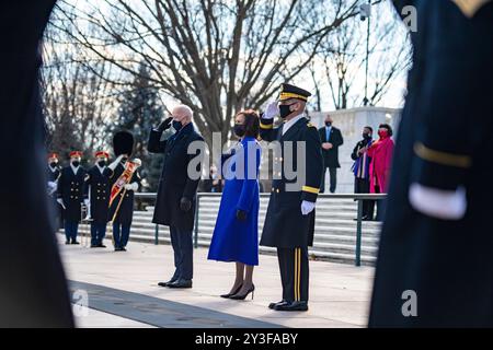 Präsident Joseph R. Biden, Jr., Vizepräsident Kamala Harris, und General Omar Jones IV., Generalkommandant, Joint Task Force-National Capitol Region/USA Army Military District of Washington verleiht Ehrungen während einer Zeremonie der Präsidentenarmee zur vollständigen Verleihung des Kranzes am Grab des unbekannten Soldaten auf dem Arlington National Cemetery, 20. Januar 2020. Biden und Harris besuchten den ANC, nachdem Biden in einer Zeremonie im US-Kapitol früher am Morgen als 46. Präsident der Vereinigten Staaten vereidigt wurde. An der Veranstaltung nahmen First Lady Dr. Jill T. Biden und Second Gentlemen Dougl Teil Stockfoto