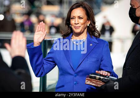 US-Vizepräsidentin Kamala Harris leistet den Eid auf der Plattform des US-Kapitols während der 59. Präsidenteneinweihung in Washington D.C. am 20. Januar 2021. Militärisches Personal, das der Joint Task Force - National Capital Region zugewiesen wurde, leistete militärische zeremonielle Unterstützung. (DOD-Foto von Kevin Tanenbaum, Senior Airman der U.S. Air Force) Stockfoto