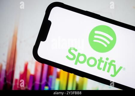 In dieser Abbildung wird das Spotify-Logo auf einem Smartphone angezeigt. Stockfoto