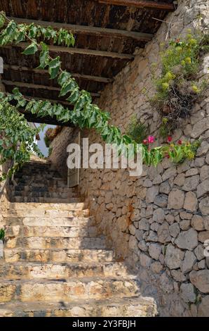 Steinmauer und Treppe in Zakynthos, Griechenland Stockfoto