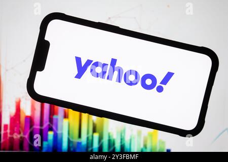 In dieser Abbildung wird ein Yahoo-Logo auf einem Smartphone angezeigt. Stockfoto