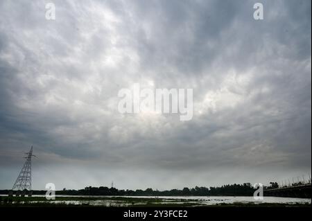 Noida, Indien. September 2024. NOIDA, INDIEN – 13. SEPTEMBER: Nach Regen schweben schwarze Wolken über der Stadt, am 13. September 2024 in Noida, Indien. Das indische Meteorologische Department (IMD) hat einen „orangefarbenen“ Alarm ausgegeben, der darauf hinweist, dass der Modus „bereit sein“ ist, da extrem schlechtes Wetter vorhergesagt wird. (Foto: Sunil Ghosh/Hindustan Times/SIPA USA) Credit: SIPA USA/Alamy Live News Stockfoto