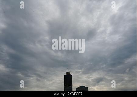 Noida, Indien. September 2024. NOIDA, INDIEN – 13. SEPTEMBER: Nach Regen schweben schwarze Wolken über der Stadt, am 13. September 2024 in Noida, Indien. Das indische Meteorologische Department (IMD) hat einen „orangefarbenen“ Alarm ausgegeben, der darauf hinweist, dass der Modus „bereit sein“ ist, da extrem schlechtes Wetter vorhergesagt wird. (Foto: Sunil Ghosh/Hindustan Times/SIPA USA) Credit: SIPA USA/Alamy Live News Stockfoto