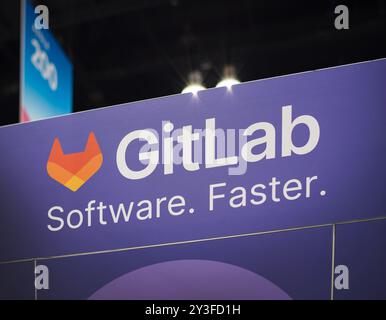 LOS ANGELES, CA - 22. Mai 2024: GitLab Logo auf GitLab Stand auf dem AWS Summit im Los Angeles Convention Center Stockfoto