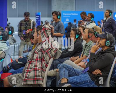 LOS ANGELES, CA – 22. Mai 2024: Verschiedene Geschäftskunden sehen sich die Präsentation im AWS-Schulungsworkshop von Amazon Web Services bei AWS Summi an Stockfoto