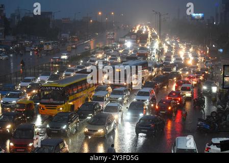 GURUGRAM, INDIEN – 13. SEPTEMBER: Wegen schwerer Regenfälle steckten Fahrzeuge am National Highway-48 in der Nähe von Hero Honda chowk am 13. September 2024 in Gurugram, Indien. Das indische Meteorologische Department (IMD) hat einen „orangefarbenen“ Alarm ausgegeben, der darauf hinweist, dass der Modus „bereit sein“ ist, da extrem schlechtes Wetter vorhergesagt wird. (Foto: Parveen Kumar/Hindustan Times/SIPA USA) Credit: SIPA USA/Alamy Live News Stockfoto