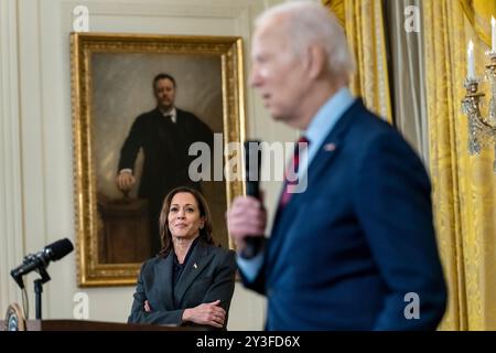 Vizepräsidentin Kamala Harris sieht zu, wie Präsident Joe Biden bei einem Empfang für neue Kongressmitglieder am Dienstag, den 24. Januar 2023, im östlichen Saal des Weißen Hauses Reden hält. (Offizielles Foto des Weißen Hauses von Erin Scott) Stockfoto