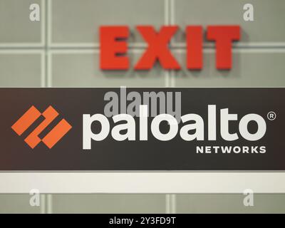 LOS ANGELES, CA - 22. Mai 2024: Palo Alto Network Logo mit rotem Exit-Schild dahinter auf dem AWS Summit im Los Angeles Convention Center Stockfoto