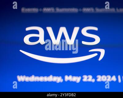 LOS ANGELES, CA – 21. Mai 2024: AWS-Logo von Amazon Web Services auf Computerbildschirm, Makroaufnahme. Stockfoto