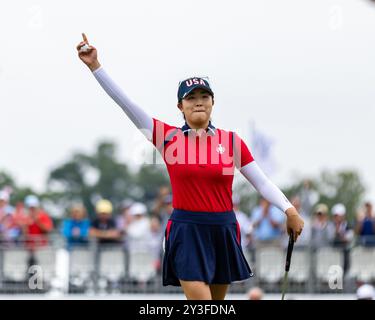 Gainesville, Virginia, USA. September 2024. Der ROSE ZHANG DES US-Teams feiert den Sieg und den Putt während der morgendlichen Spiele des ersten Tages des Solheim Cup 2024. (Kreditbild: © Robert Blakley/ZUMA Press Wire) NUR REDAKTIONELLE VERWENDUNG! Nicht für kommerzielle ZWECKE! Stockfoto