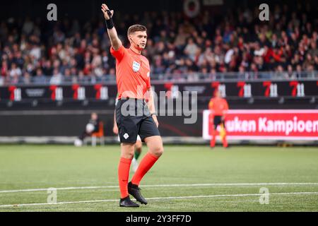 Rotterdam, Niederlande. September 2024. ROTTERDAM, NIEDERLANDE - 13. SEPTEMBER: Schiedsrichter Joey Kooij gibt beim niederländischen Keuken Kampioen Divisie Spiel zwischen Excelsior Rotterdam und Telstar im Van Donge & de Roo Stadion am 13. September 2024 in Rotterdam, Niederlande. (Foto: Hans van der Valk/Orange Pictures) Credit: dpa/Alamy Live News Stockfoto