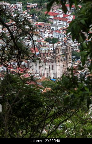 Die Landschaft der touristischen magischen Stadt Taxco. Santa Prisca Kirche in Taxco, Guerrero, Mexiko. Stockfoto