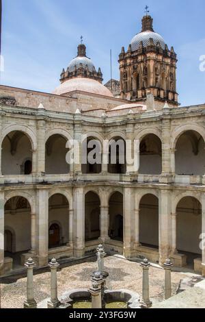 Der Brunnen und ein Glockenturm im Innenhof des ehemaligen Klosters von Santo Domingo. Stockfoto