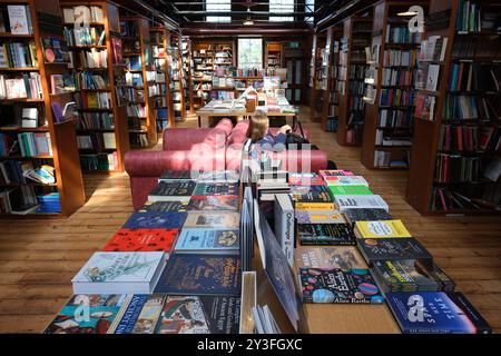 Hey on Wye, Powys, Wales, UK Innenansicht des berühmten Richard Booth Buchhandels im September 2024 Stockfoto