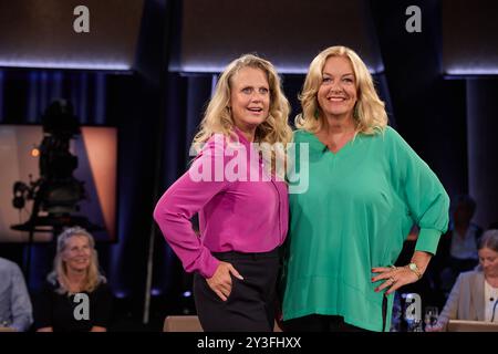 Hamburg, Deutschland. September 2024. Barbara Schöneberger (l) und Bettina Tietjen, Moderatorinnen, stehen vor der Aufnahme der NDR Talk Show auf der Bühne. Quelle: Georg Wendt/dpa/Alamy Live News Stockfoto