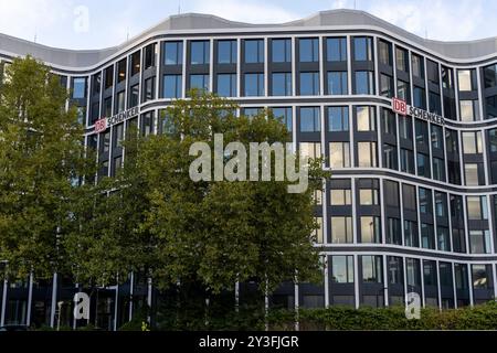 Essen, Zentrale von DB Schenker nach dem Kauf durch DSV. 13.09.2024, EU, DEU, Deutschland, Nordrhein-Westfalen, Essen: die Zentrale des Deutschen Bahn Unternehmens DB Schenker an der Krupp Straße in Essen. Der dänische Logistiker DSV hat die Übernahme der Spedition Schenker von der Deutschen Bahn offiziell verkündet. EU, DEU, Deutschland, Nordrhein-Westfalen, Essen: Sitz der Deutschen Bahn DB Schenker in der Krupp Straße in Essen. Das dänische Logistikunternehmen DSV hat offiziell die Übernahme des Spediteurs Schenker von der Deutschen Bahn angekündigt. Stockfoto